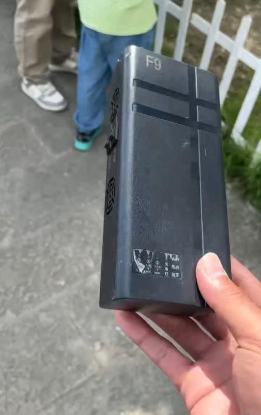 同花配 摄影师称旅拍店附近发现信号屏蔽器，30米半径连不上网无法修图传图；大理警方：正在调查处理